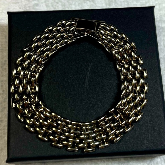 Vintage gold tone bracelet. Substantial stand out piece. Beauty!!! - Picture 1 of 4